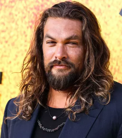 Jason Momoa, fără inhibiții la pescuit! Actorul a purtat doar o bucată de material înfășurată în zona intimă
