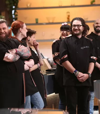 „Chefi la cuțite”, 8 noiembrie 2022. Echipele intră într-un battle memorabil, în ritm muzical. „Trebuie să fie o zi magică”