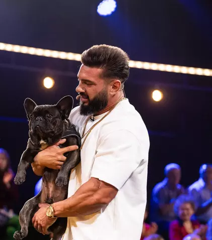 Incident neprevăzut la Stand-Up Revolution Celebrity. Câinele lui Dorian Popa l-a mușcat pe Șerban Copoț. „Îmi sun avocatul”