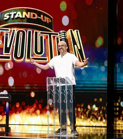 Stand-Up Revolution, 18 noiembrie 2022. Vlad Craioveanu le face un mini-roast juraților. Cine sunt concurenții care vor urca pe scenă