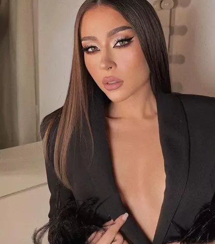 Nicole Cherry, într-un outfit provocator în clipul piesei „Din cauza ta”, alături de Carla’s Dreams