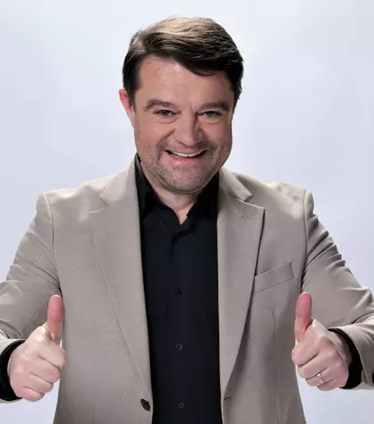 Prima Comedy se lansează oficial de Ziua Păcălelilor, cu Andrei Duban în prim-plan. Ce emisiuni și seriale vor fi în grilă