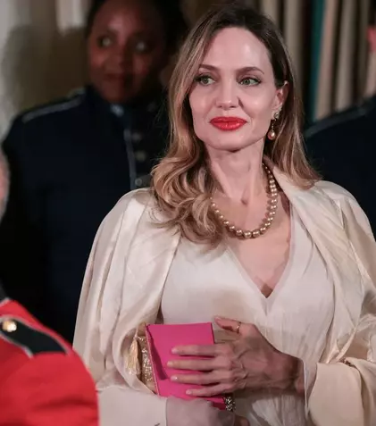 Schimbare de look! Angelina Jolie arată tot mai mult precum Jennifer Aniston