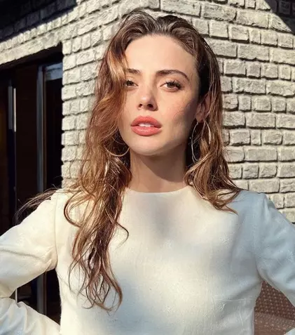 Cine e Rabia Soytürk, Defne din serialul „Melek” de la Kanal D. A jucat alături de Cansu Dere