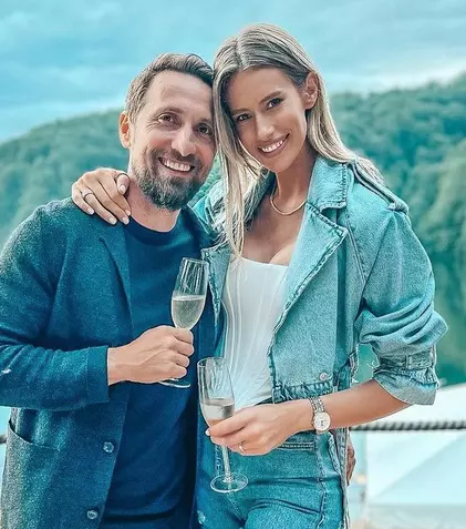 Gabriela Prisăcariu și Dani Oțil se căsătoresc religios în weekend. Prima imagine cu rochia de mireasă