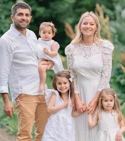 Laura Cosoi, imagini superbe cu întreaga familie. Actrița a transmis un mesaj emoționant: „9 ani mai târziu, cu inimile mai pline ca niciodată”