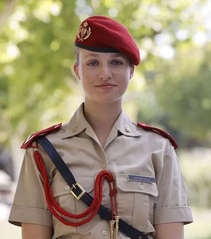 Prințesa Leonor face armata. Viitoarea regină a Spaniei și-a început stagiul militar și a depus jurământul