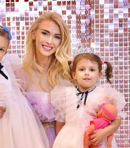 Andreea Bălan, prima piesă în care cântă alături de fiica ei. Ella a împlinit 7 ani