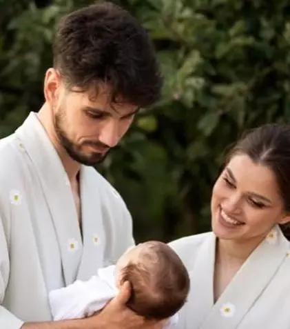 Theo Rose, prima imagine în care se poate vedea chipul fiului ei. La nici șase luni, Sasha a bifat deja primul zbor cu avionul