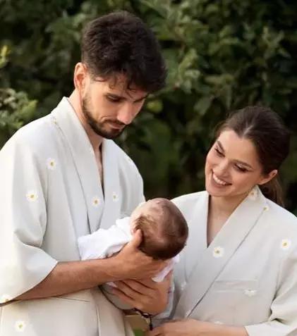 Imagine adorabilă cu fiul lui Theo Rose. Sasha are șase luni, dar este deja un mic explorator