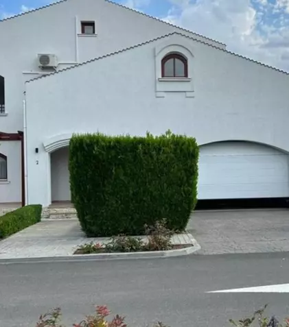 Cauți o investiție pe litoral? Viitorul proprietar al vilei din imagine poate câștiga și 13.900 euro/lună