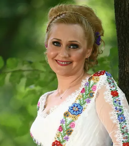 Vedete din România care s-au măritat în costum popular. Iată cum s-au îmbrăcat la cununie!