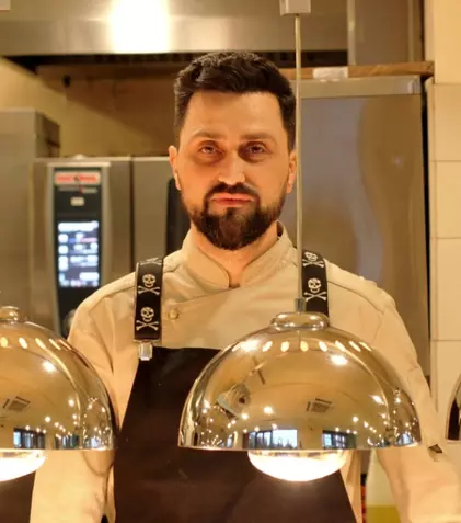 Cine este Orlando Zaharia, noul membru al juriului „Chefi la cuțite", sezonul 13. A câștigat numeroase premii și a gătit pentru președintele României