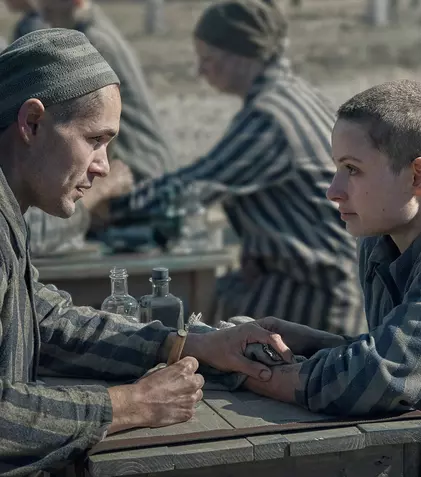 Au fost lansate primele imagini din „Tatuatorul de la Auschwitz”. Când are premiera serialul pe SkyShowtime