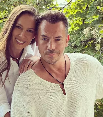 Cum arată vila cu 7 camere a familiei Fodor. Irina și Răzvan au o bucătărie de 22 mp și un măslin superb în grădină