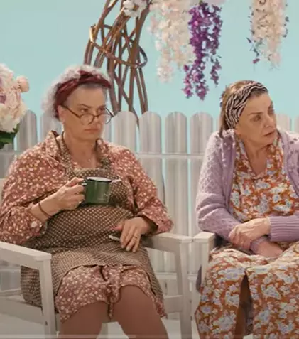Gaițele comentează Bridgerton! Maia Morgenstern, Carmen Tănase și Adriana Trandafir formează Radio Șanț pentru Netflix