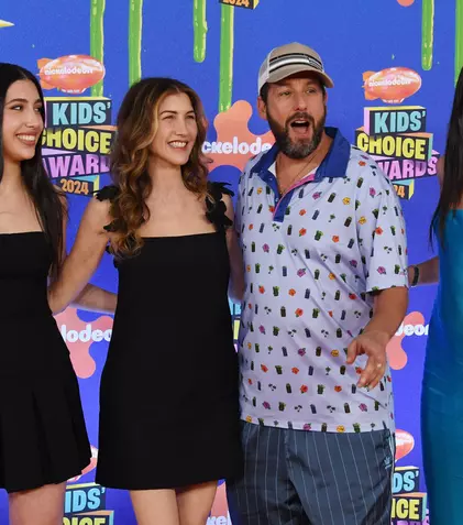 Cum arată azi fiicele lui Adam Sandler. Sadie și Sunny au întors toate privirile la Nickelodeon's Kids' Choice Awards 2024
