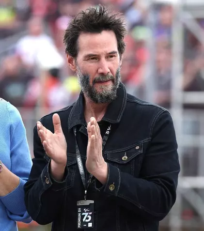 Keanu Reeves și Alexandra Grant au făcut spectacol la o cursă de motociclete în Germania. Actorul și-a surprins fanii cu noul look