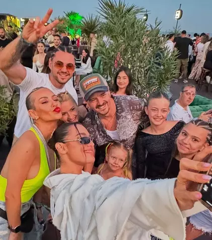 Cum s-au distrat vedetele la Neversea. Delia s-a pozat într-un frigider, iar Giulia s-a asortat cu fiica sa, în vârstă de 12 ani