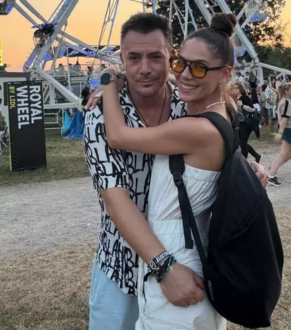 Răzvan Fodor, nemulțumit de pozele în care apare la Electric Castle. Adela Popescu a reacționat prompt: „Data viitoare să îți facă poze Luna”