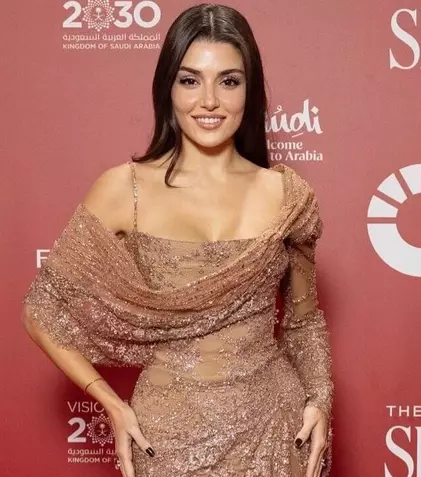 Hande Erçel, apariție strălucitoare la un show de modă de lux în Arabia Saudită. Cum a uimit vedeta din „Dragostea plutește în aer”