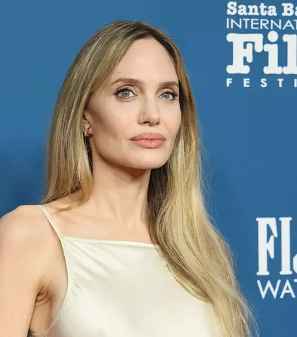 Angelina Jolie, spectaculoasă la Festivalul Internațional de Film de la Santa Barbara. A îmbrăcat o rochie cu spatele gol și a întors toate privirile