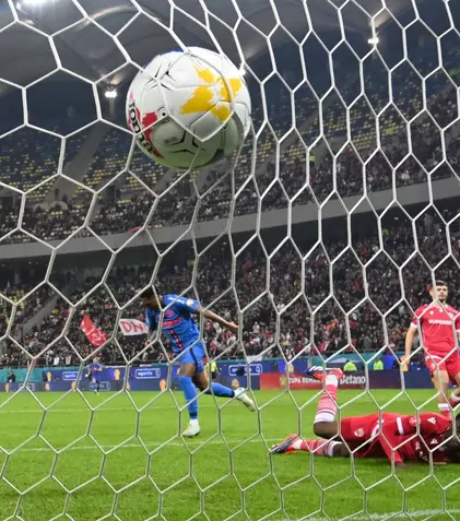 SUPERLIGA: Cine transmite FCSB – Dinamo, derby-ul etapei a 28-a din Liga 1