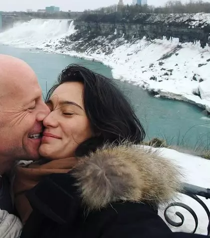 Emma Heming, declarație de dragoste pentru Bruce Willis de Ziua Îndrăgostiților. Soția actorului impresionează fanii cu amintiri prețioase de familie
