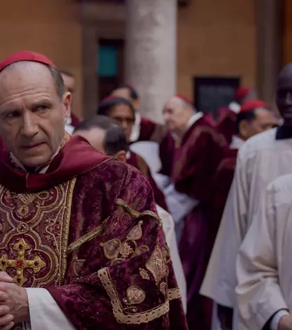 „Conclav” ajunge pe micile ecrane. Unde poate fi urmărit filmul cu Ralph Fiennes în rol principal