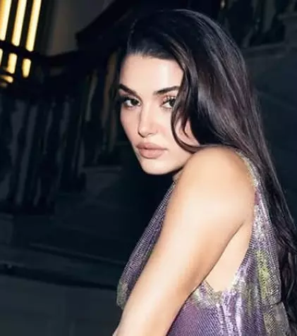 Hande Erçel, alături de Donatella Versace la Săptămâna Modei de la Milano