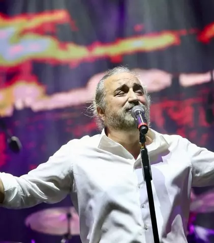 Volkan Konak a murit în timpul unui concert. Artistul turc s-a prăbușit în fața publicului