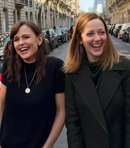 Jennifer Garner și Judy Greer, surprinse la Paris: Cum au fost văzute starurile din „Azi 13, mâine 30”