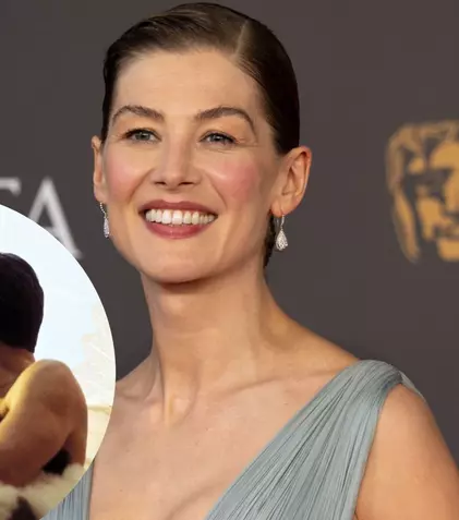 Rosamund Pike, jenată de o scenă intimă cu Pierce Brosnan în „Die Another Day”. „A fost nevoie de câteva duble”