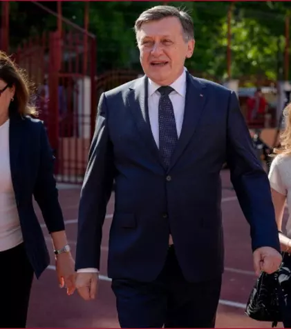 Crin Antonescu a votat în București. Ținutele elegante ale soției și fiicei sale au atras atenția