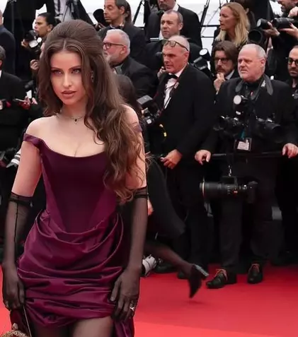Iuliana Doroftei a ajuns la Cannes. Câștigătoarea „Bravo, ai stil” a furat toate privirile cu o ținută marca Vivienne Westood
