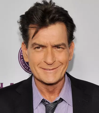 Charlie Sheen a renunțat la alcool de opt ani și face confesiuni neașteptate. Cum s-a luptat cu dependența: „Rușinea te sufocă”