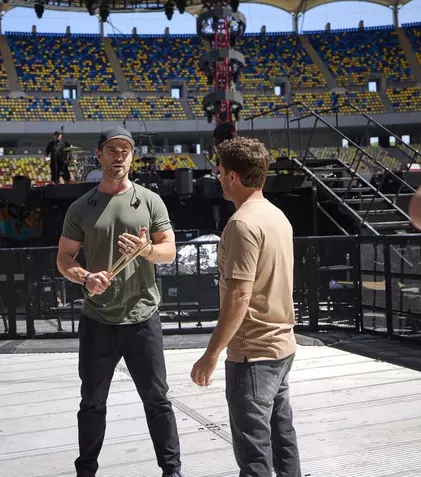 Cum a ajuns Chris Hemsworth să traiască mai bine, la București. Întreaga experiență, disponibilă pe Disney+