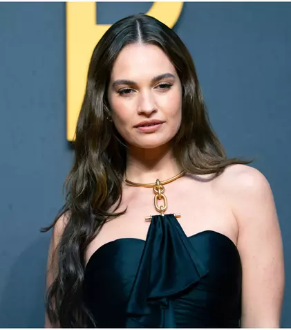 O femeie în lumea miliardarilor tech: povestea lui Whitney Wolfe Herd prinde viață în filmul „Incompatibilă”. Ce spune Lily James despre rolul ei