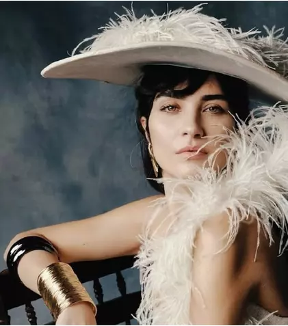 Tuba Büyüküstün, dansatoare la bară în filmul „Sultana”! Ce poveste emoționantă va aduce pe marile ecrane