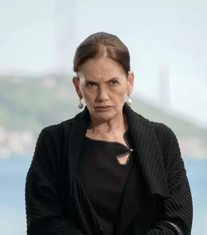 Povestea nespusă a lui Nur Sürer, actrița care emoționează România în „Fata de la fereastră”. A avut o copilărie săracă. Unde a lucrat înainte de a deveni cunoscută