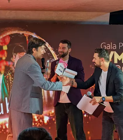Radu Vâlcan, trofeu la Gala Premiilor TV Mania pentru emisiunea Insula Iubirii. Ce declarație i-a făcut Adelei Popescu, direct de pe scenă