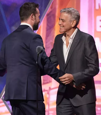 Reuniune legendară după 30 de ani: de la „Spitalul de Urgență” la premiile Globurile de Aur 2026. George Clooney și Noah Wyle s-au îmbrățișat pe covorul roșu