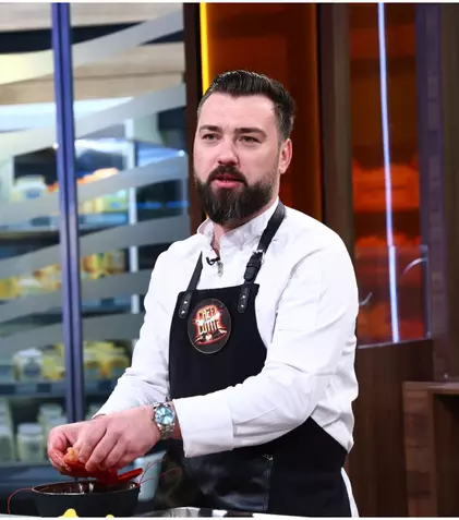 Cine este Alex Dodoaia de la „Chefi la cuțite” 2026. Povestea bucătarului care a lăsat Londra pentru Antena 1: „Culegeam totul proaspăt la 6:30 dimineața”