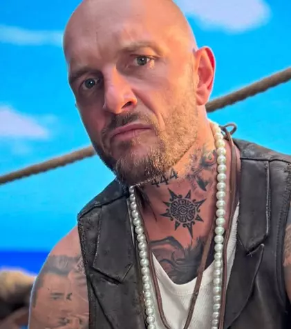Cătălin Bordea, de nerecunoscut în urmă cu 21 de ani! Cum arăta actorul cu părul lung în „La Bloc” și fără niciun tatuaj pe corp