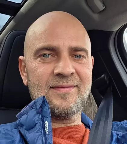 Cosmin Seleși, despre ritualul matinal la care nu renunță niciodată. Vedeta nu iese din casă până nu aude ce spune Neti Sandu: „Sunt singurul?”
