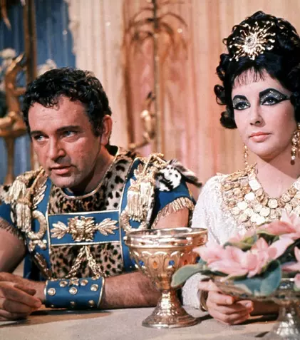 Diamante, pasiuni și un pechinez gurmand: Povestea fabuloasă a bijuteriilor lui Elizabeth Taylor purtate azi de Kim Kardashian și Margot Robbie