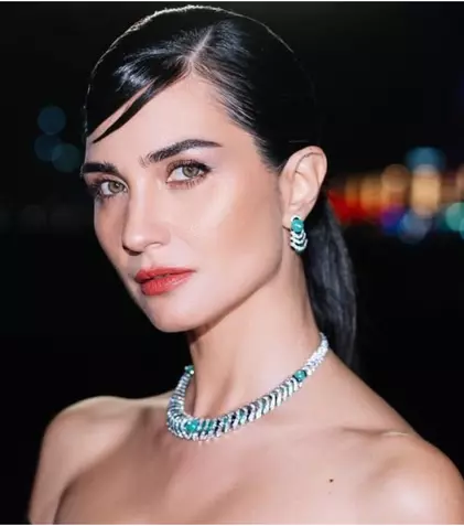 Tuba Büyüküstün a anunțat data lansării noului sezon al serialului „Un alt sine”. Primele imagini din culise