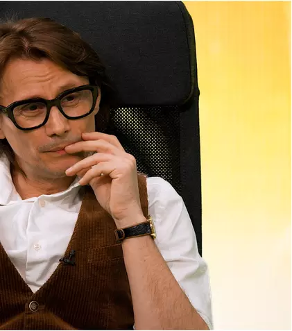 Marius Manole, din nou la „Masa Rotundă” de la Acasă TV. Cine este primul invitat care acceptă provocarea în noul studio virtual