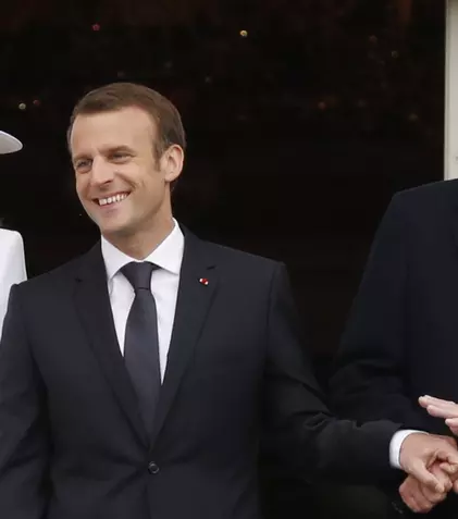 Macron l-a pus la punct pe Trump după glumele despre „palma” primită de la soție: „Nici elegant, nici la înălțime”