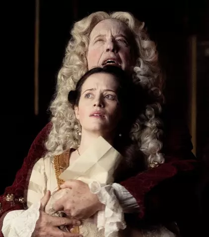 Filmul care radiografiază excesele și decadența bogaților vine pe ecrane pe 3 iulie. Claire Foy și Richard E. Grant, duet de zile mari